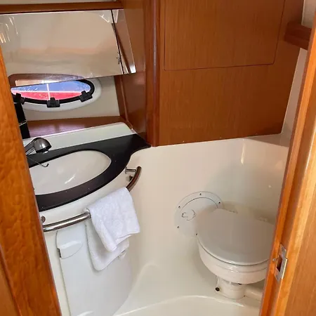 Insolite Sur Un Bateau A Quai Úszó hotel *